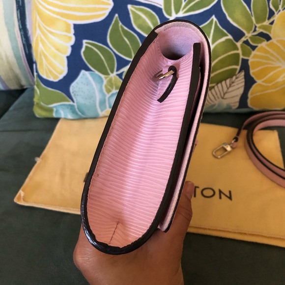 Authentic Louis Vuitton Epi Louise Crossbody Bag - Picture 6 of 9